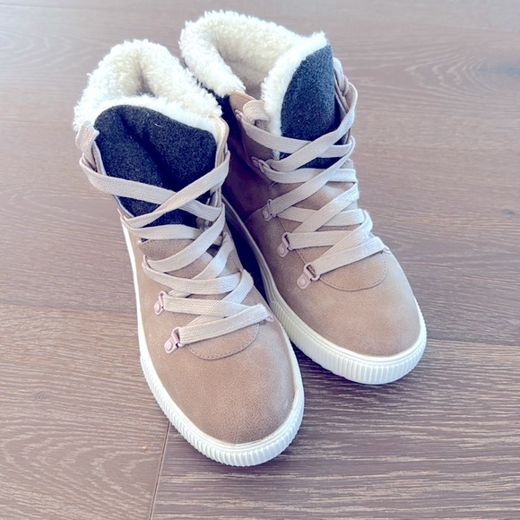 NWOT! KENNETH COLE NY hiker lace up ankle boots. kids size 3 / women’s 5-5.5. - Picture 2 of 6